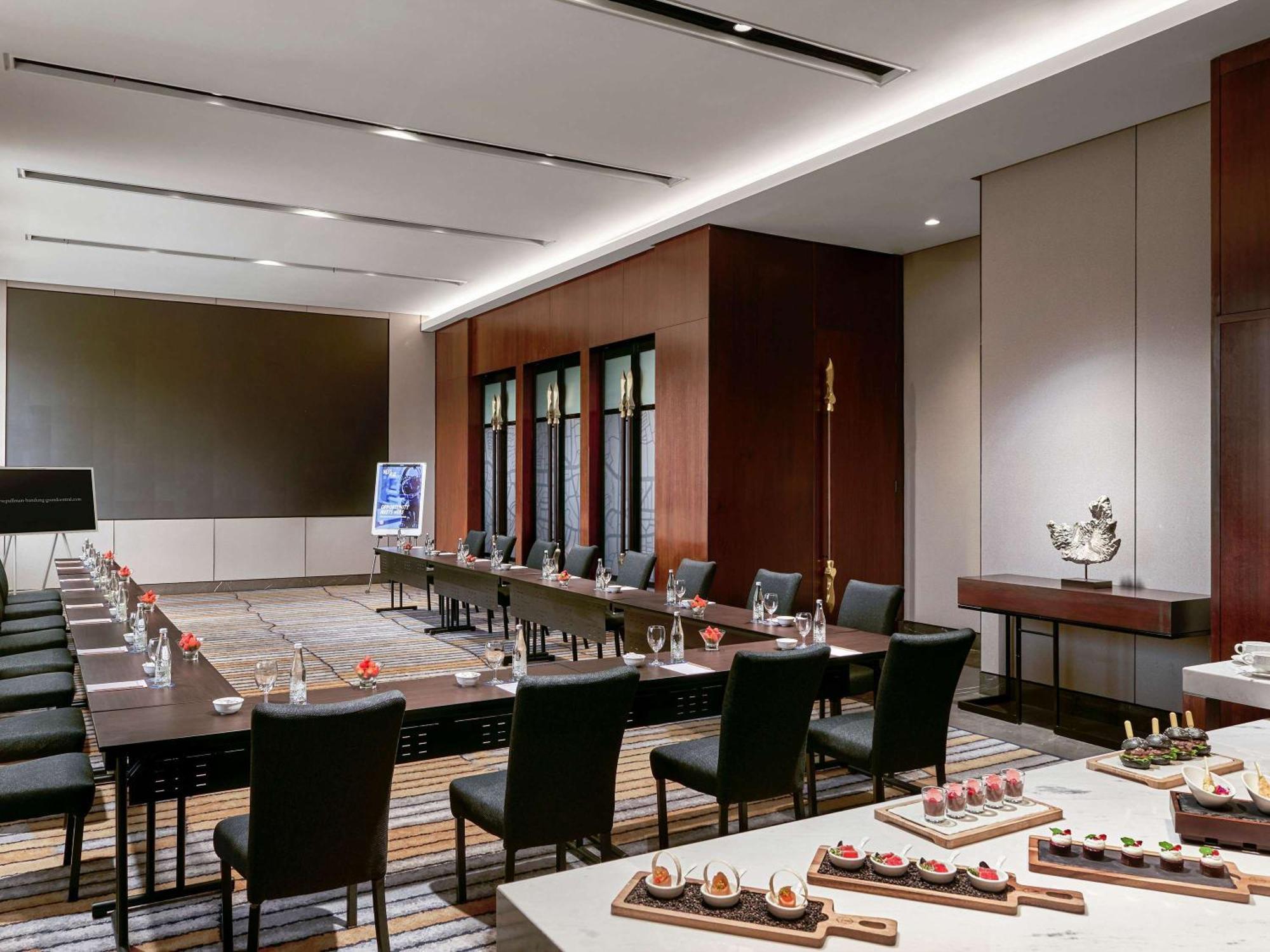Pullman Bandung Grand Central Luaran gambar
